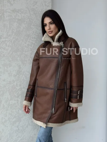 Удлиненная дубленка авиатор в коричневом цвете - винтажный стиль - фото 7