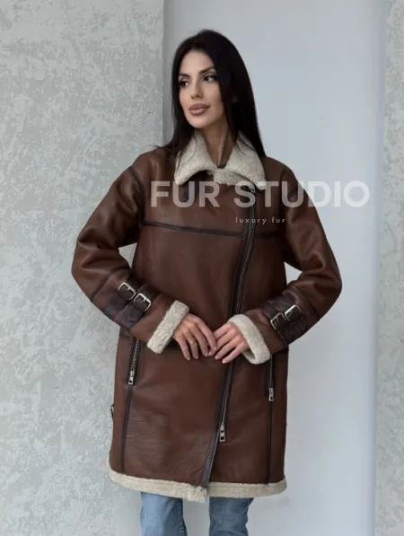 Удлиненная дубленка авиатор в коричневом цвете - винтажный стиль - фото 6