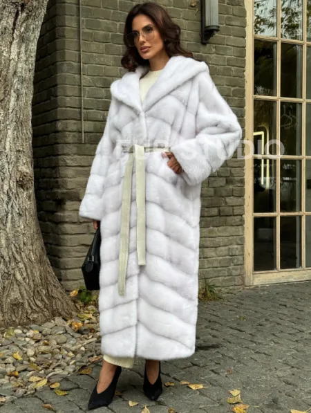 Белая норковая шуба с капюшоном - фото 7