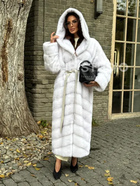 Белая норковая шуба с капюшоном - фото 0