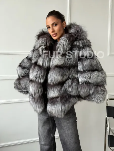 Шуба из меха чернобурки с капюшоном - серая - фото 3