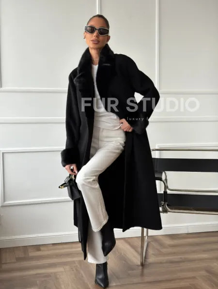 Черное пальто с мехом норки - фото 10