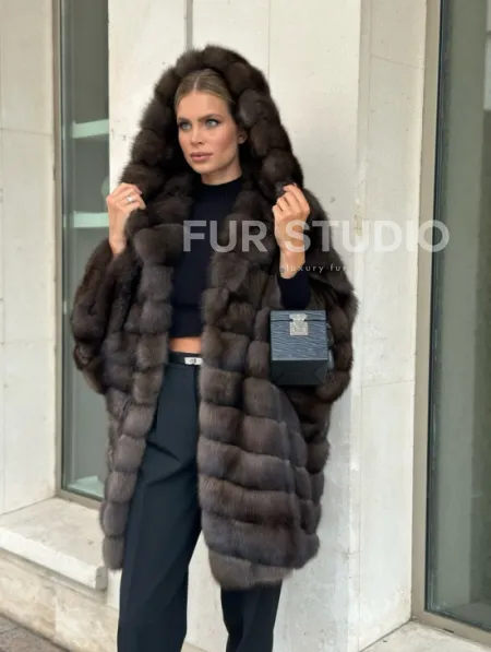 Эффектный жакет из меха соболя с капюшоном седина 1/2 - фото 0