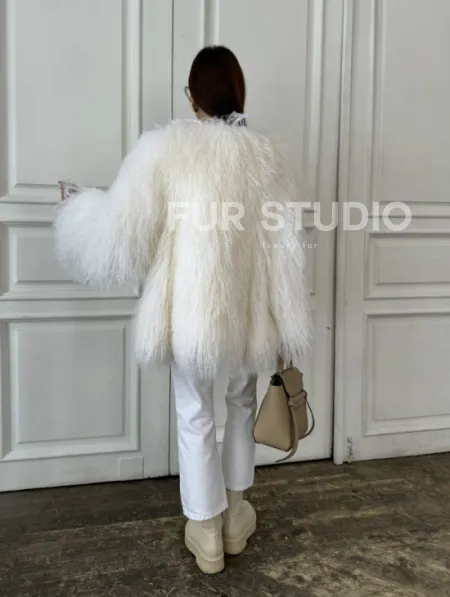 Белая шуба из меха ламы - фото 6