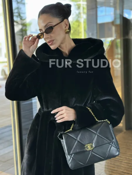 Удлиненная шуба из норки BLACKGLAMA с капюшоном - фото 1