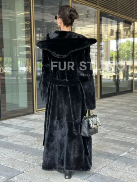 Удлиненная шуба из норки BLACKGLAMA с капюшоном - фото 6