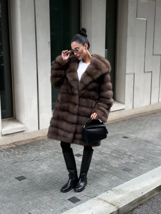 Шуба из меха куницы с капюшоном цвет трюфель - фото 11