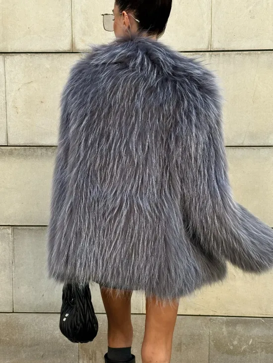 Шуба из меха енота на вязанной основе - фото 5