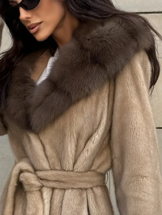 Шуба из норки пастель в технологии роспуск с капюшоном из меха куницы - фото 1