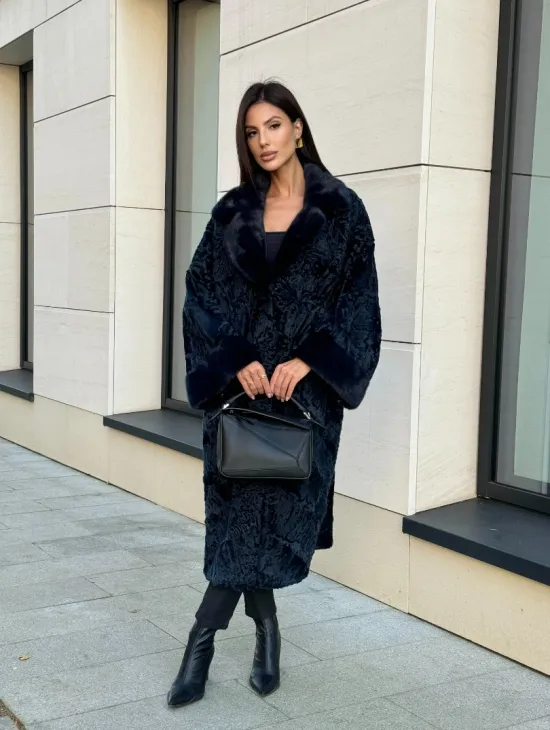 Шуба из каракуля Indigo Blue с отделкой из меха норки, фасон кокон - фото 7