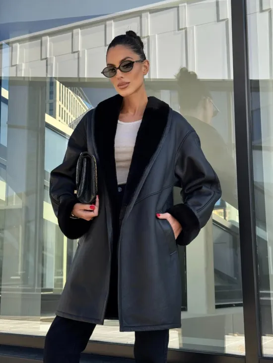 Черная женская дубленка на запах с поясом - фото 10