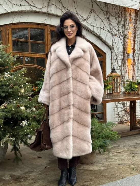 Шуба натуральная из меха аукционной норки в стиле «Oversize» - пудровая - фото 10