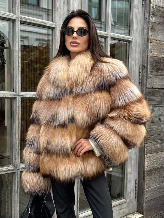Женская шуба из меха лисы 