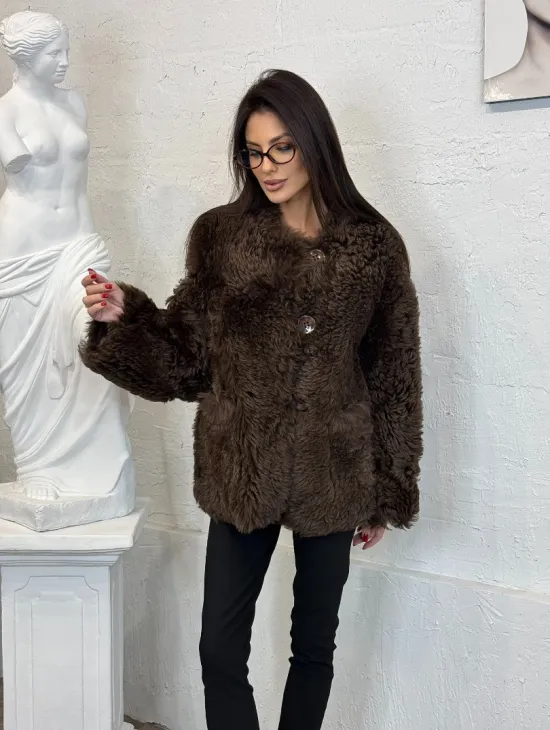 Короткая шуба из натуральной овчины с круглым вырезом и накладными карманами - фото 9