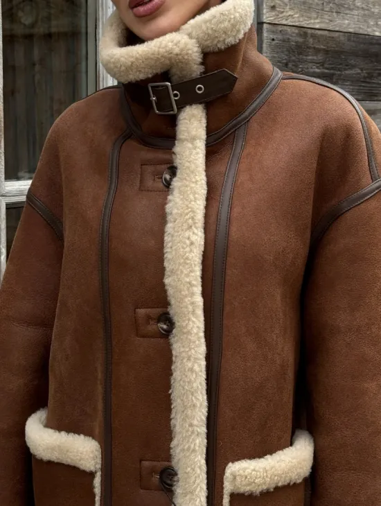 Современная коричневая дубленка из меха кёрли «Casual style» - фото 3