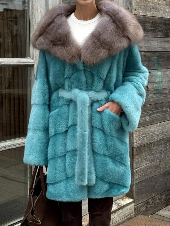 Шуба из аукционной норки средней длины с капюшоном из куницы - фото 2