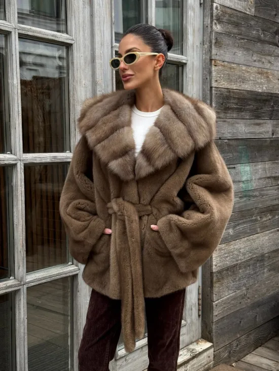 Шуба Luxury Fashion из плюшевой норки VELVET с капюшоном из меха куницы - фото 6