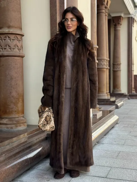 Модная длинная норковая шуба «зима 2025» из скандинавской норки - цвет орех - фото 4