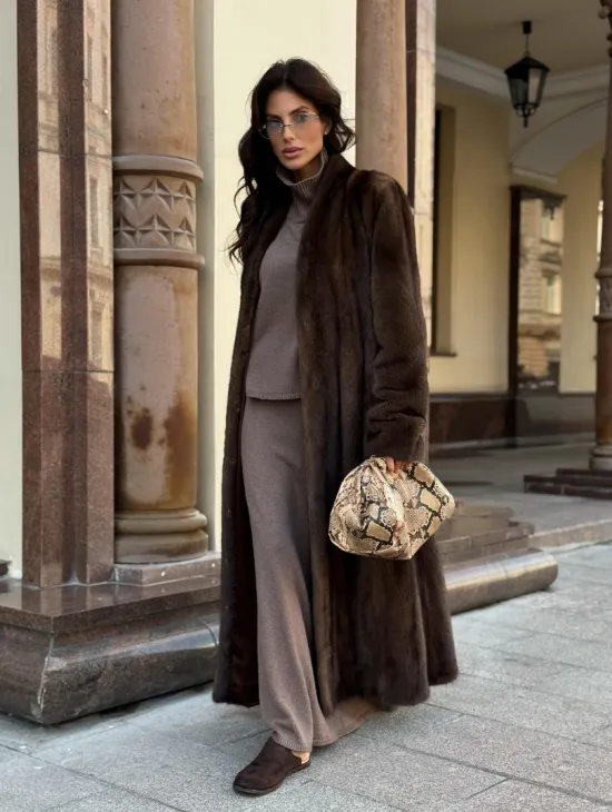Модная длинная норковая шуба «зима 2025» из скандинавской норки - цвет орех - фото 9