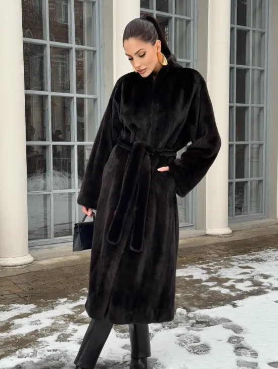 Шуба из аукционного меха норки SAGA FURS в натуральном коричневом цвете - фото 5