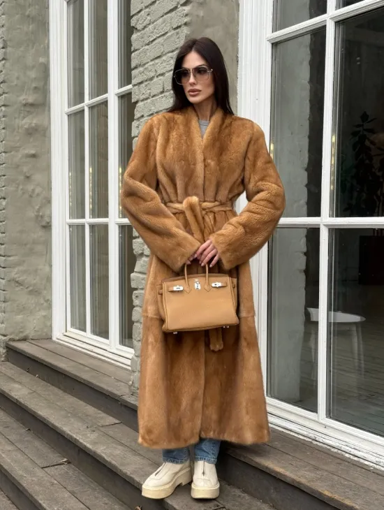 Шуба из норки «Gold» в классической выкладке с V-образным воротником и поясом - фото 8