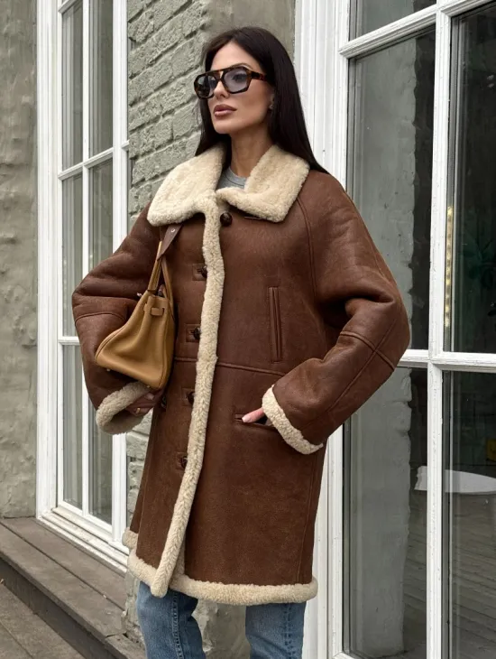 Удлиненная женская дубленка из меха мериноса на пуговицах - фото 5