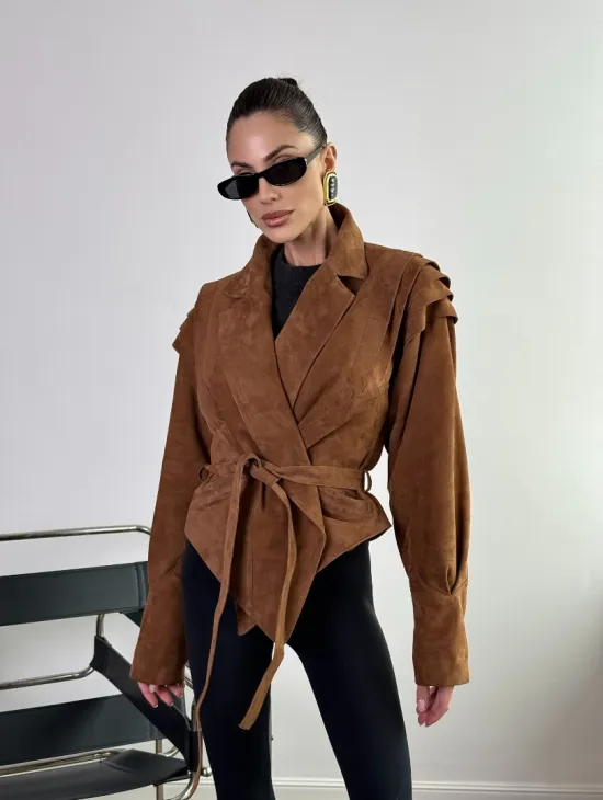 Модная приталенная куртка с плечиками - крылышками из замши Camel - фото 7