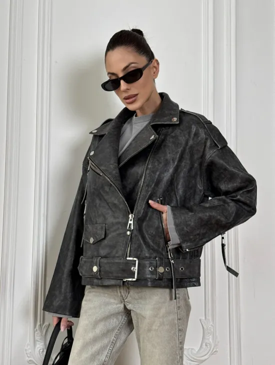 Косуха из натуральной серой кожи с эффектом винтажа и декоративными кнопками по краям воротника - фото 5