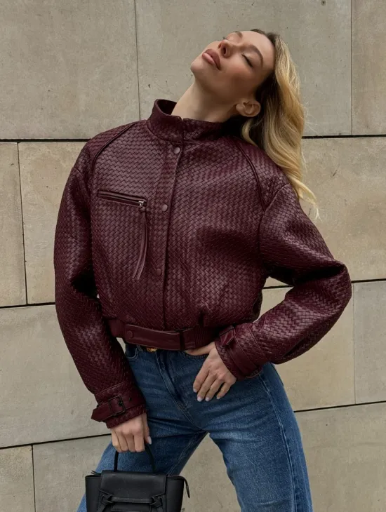 Бомбер женский из натуральной плетеной кожи - Burgundy цвет - фото 7