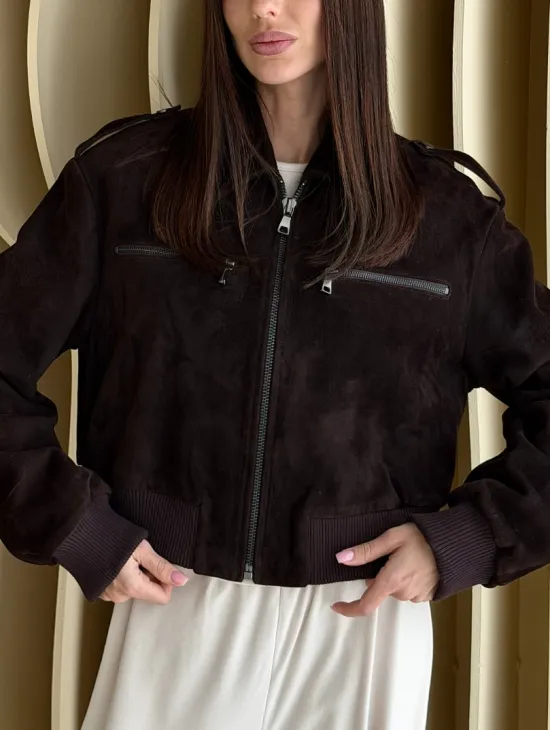 Короткий бомбер из натуральной замши на молнии с трикотажными манжетами - фото 2