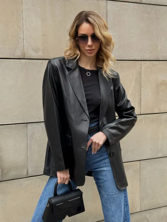 Черный кожаный пиджак классического кроя с клапанами на карманах - фото 9