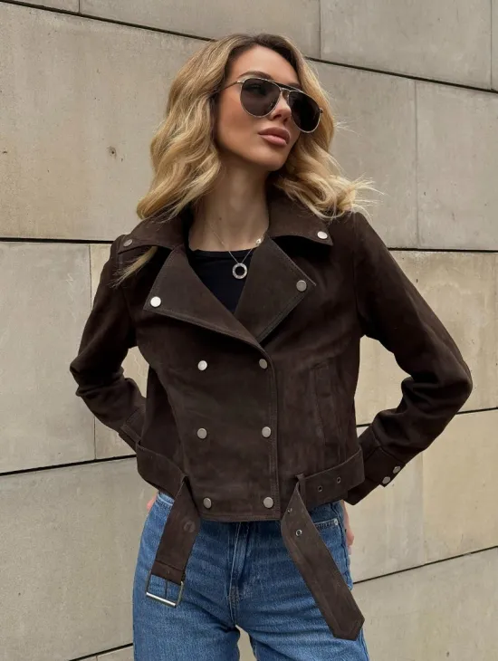 Короткая замшевая курточка с прорезными карманами и ремнём на талии - фото 8