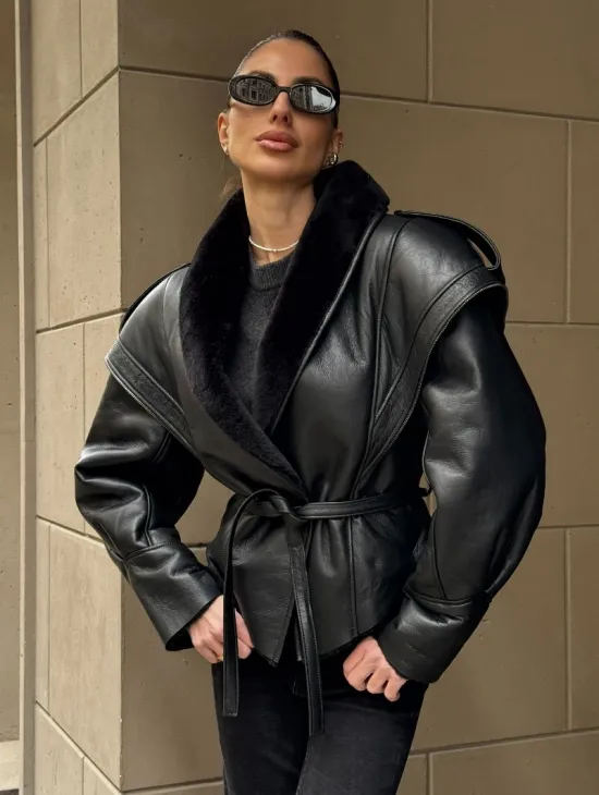 Черная куртка - дубленка на запах с поясом из меха мериноса - фото 6