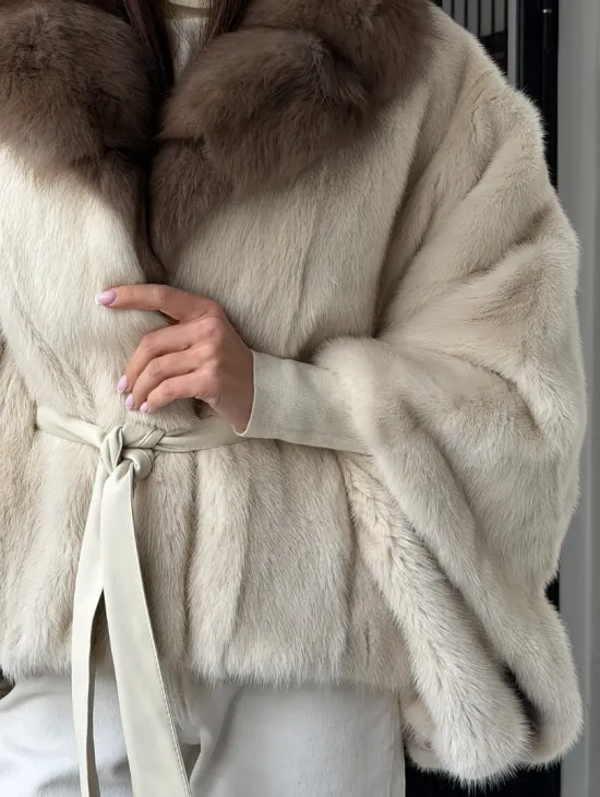 Светлое норковое пончо с воротником из куницы - фото 3