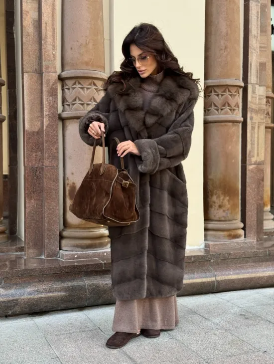 Шуба норковая в цвете мокко с капюшоном куница - фото 11