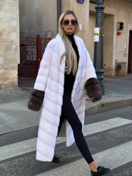 Белая норковая шуба с отделкой из куницы - фото 7