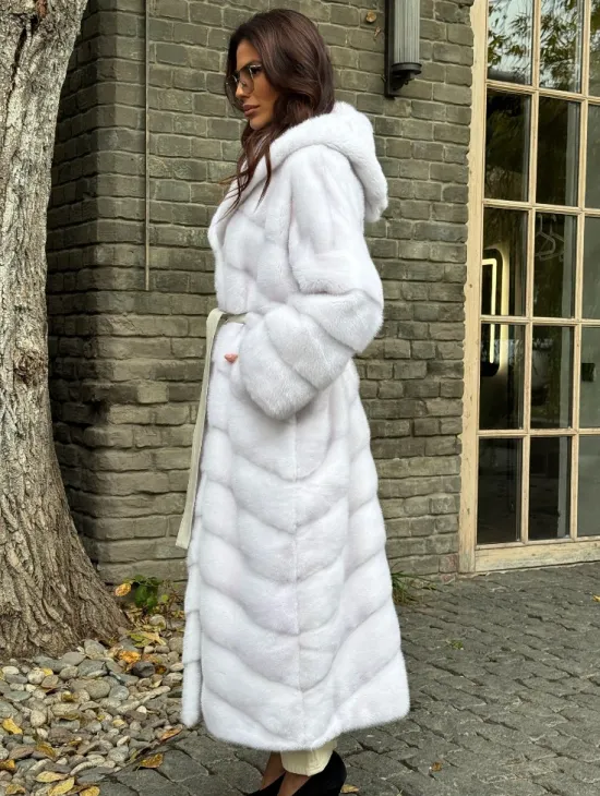 Белая норковая шуба с капюшоном - фото 5