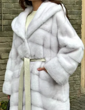 Белая норковая шуба с капюшоном - фото 1