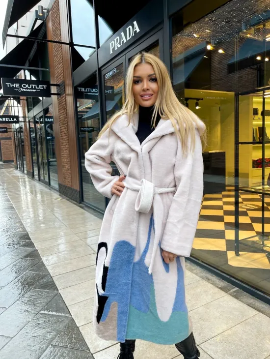 Шуба тедди из натуральной шерсти с капюшоном в стиле пэчворк - фото 6