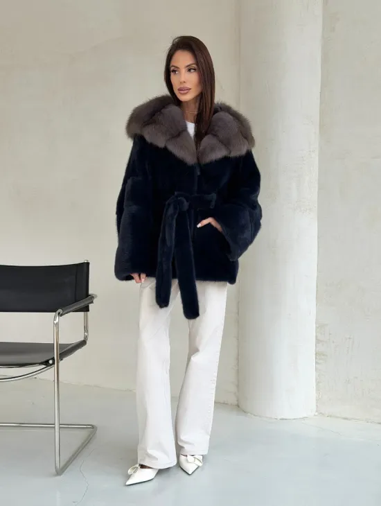 Норковый полушубок синего цвета с капюшоном куница - фото 11