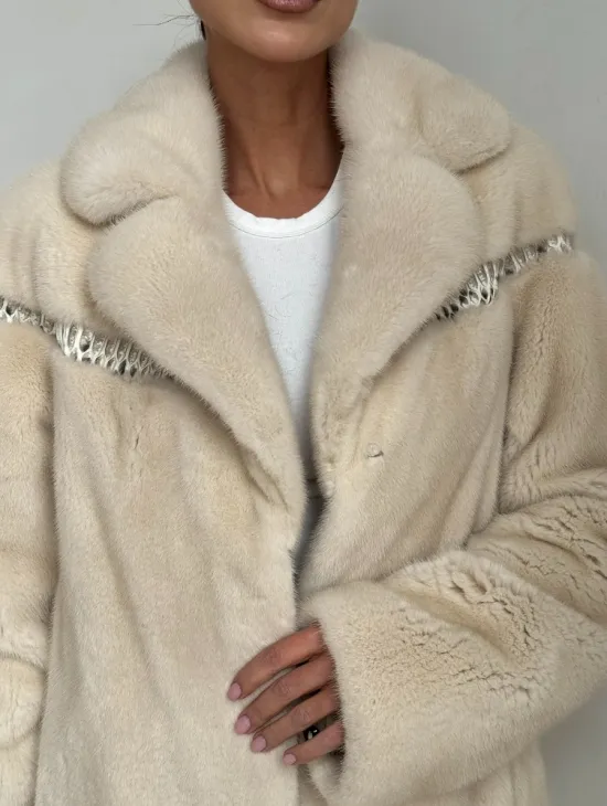 Шуба из аукционной норки с отделкой из кожи в цвете жемчуг - фото 2