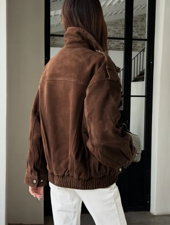 Коричневая куртка из натуральной замши тренд 2026 - фото 9