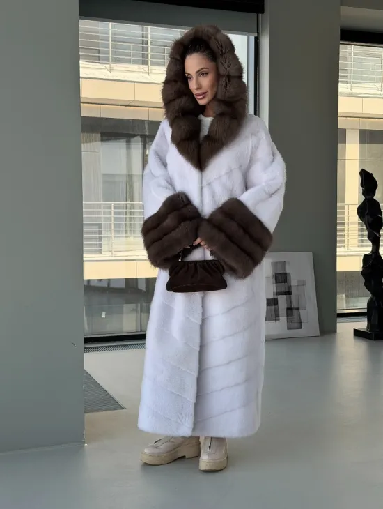 Белая норковая шуба с отделкой из куницы на рукавах и капюшоне - фото 11