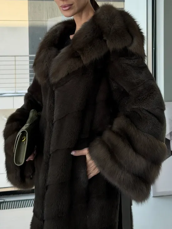Норковая шуба с отделкой из куницы на рукавах и капюшоне - фото 4