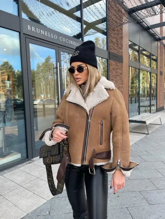 Дубленка - бомбер со спущенным плечом из натуральной овчины - фото 1