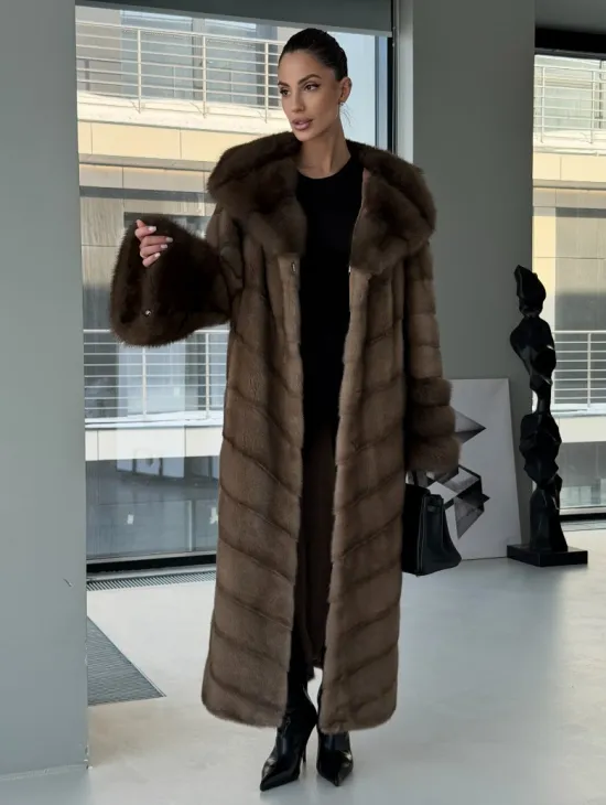 Длинная норковая шуба с отделкой из куницы на рукавах и капюшоне - фото 0