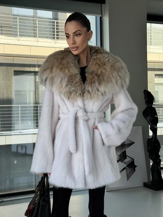 Белая шуба с капюшоном из рыси - фото 10