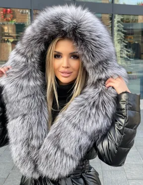 Чёрное пуховое пальто с меховым капюшоном - фото 0