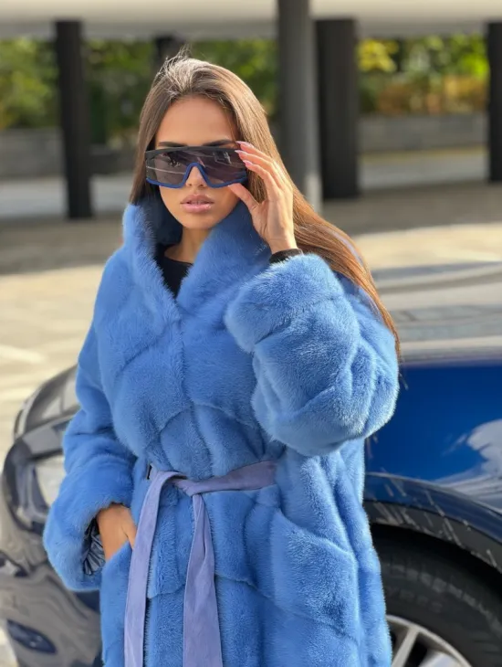 Удлиненная норковая шуба с поясом в голубом оттенке - фото 2