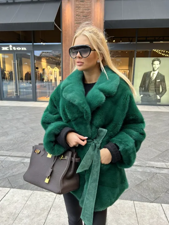 Короткая шуба из меха норки Velvet в изумрудном цвете - фото 0